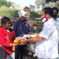 Mr  Krishnamoorthy distributing food packets to street dwellers on 14th jan 2021